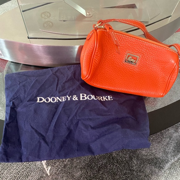 Dooney & Bourke Mini Leather Handbag Like New 8”L X 5”H X 2”D‼️❤️🔥🙏🏽🔥❤️🔥❤️ - Picture 2 of 6